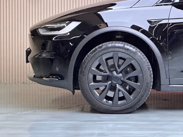 Tesla Model X — Фото автомобиля 18
