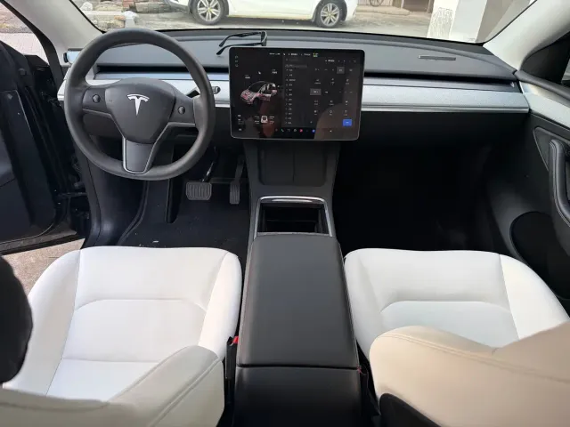 Tesla Model Y — Фото автомобиля 4