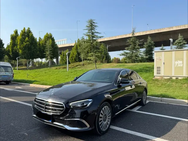 Фотография автомобиля — Mercedes-Benz E-Class