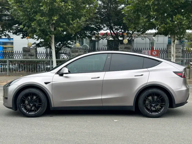 Tesla Model Y — Фото автомобиля 12