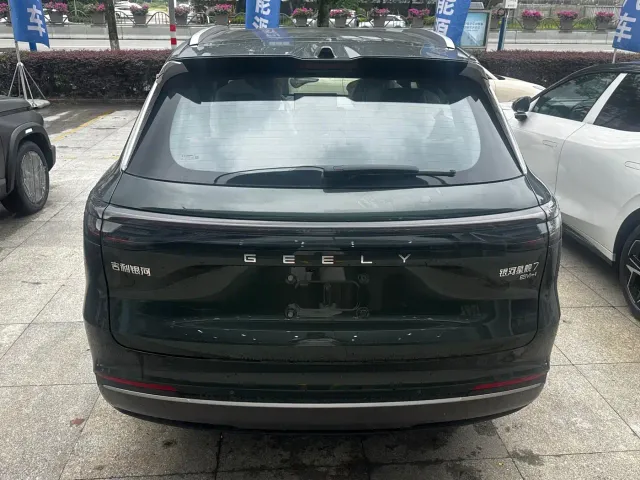 Geely Galaxy Starship 7 EM-i — Фото автомобиля 4