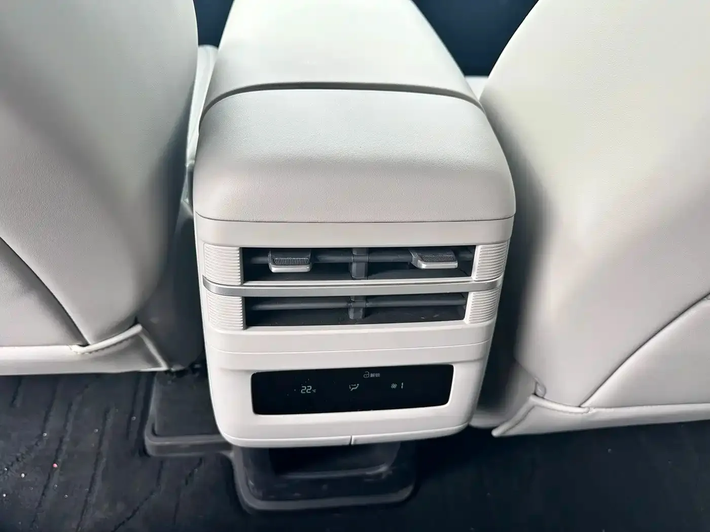 Fang Cheng Bao Titanium 7 2025 AWD Base Model — Фото автомобиля 12