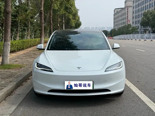 Tesla Model 3 — Фото автомобиля 2