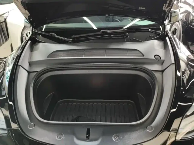Tesla Model Y — Фото автомобиля 19