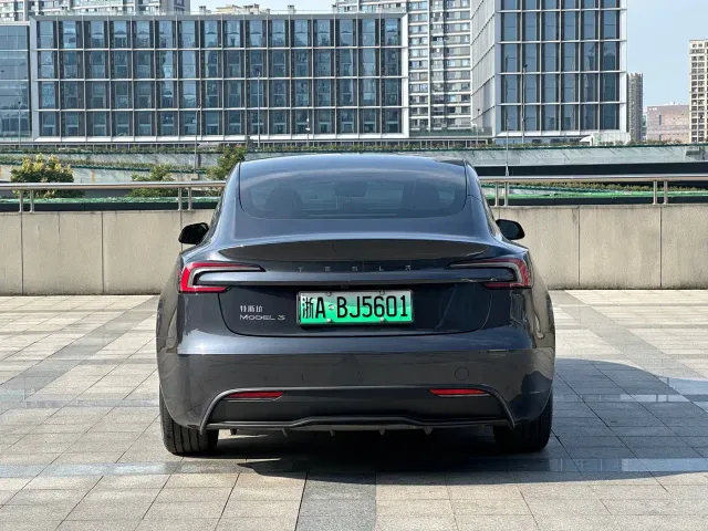 Tesla Model 3 — Фото автомобиля 6