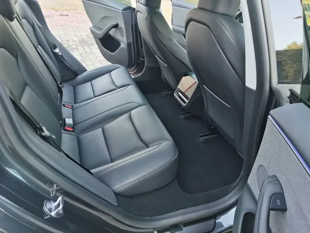 Tesla Model 3 — Фото автомобиля 12