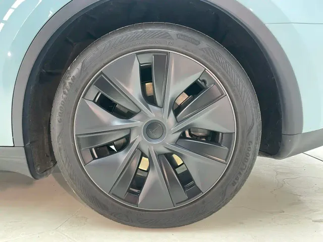 Tesla Model Y — Фото автомобиля 14