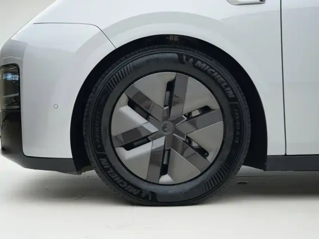 Li Auto MEGA — Фото автомобиля 15
