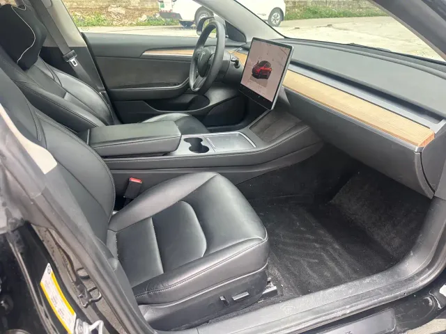 Tesla Model 3 — Фото автомобиля 9