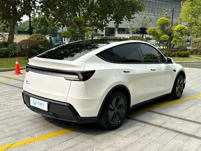 Tesla Model Y — Фото автомобиля 3