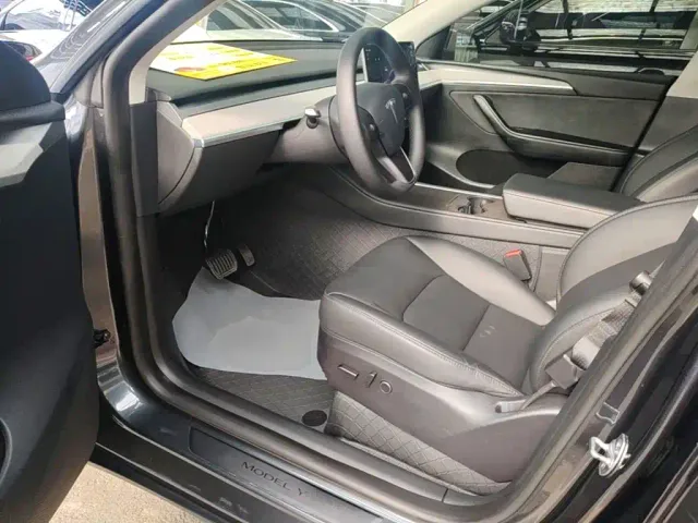 Tesla Model Y — Фото автомобиля 15
