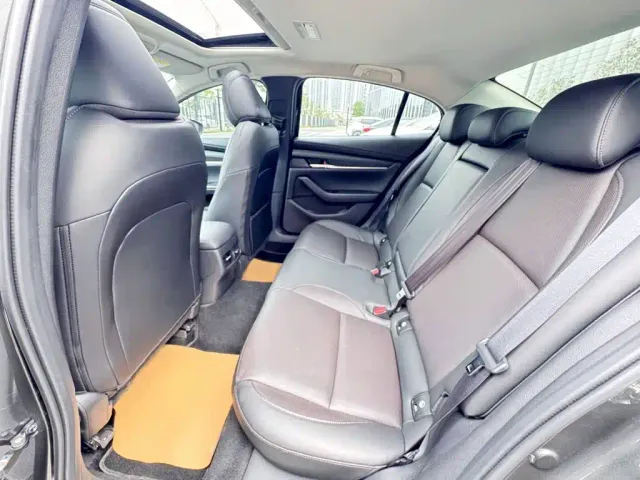 Mazda Axela — Фото автомобиля 11
