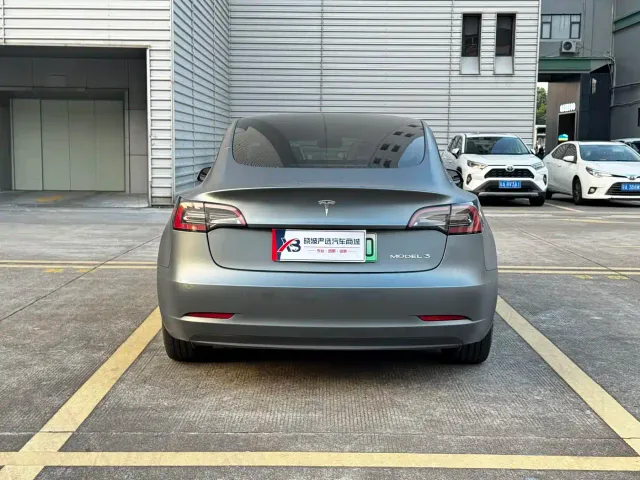 Tesla Model 3 — Фото автомобиля 12