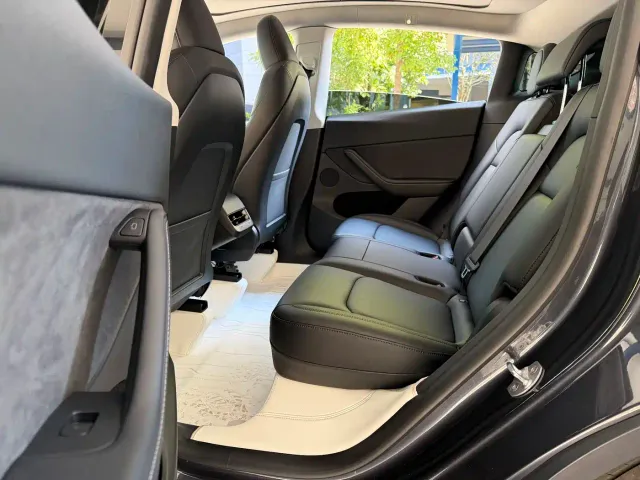 Tesla Model Y — Фото автомобиля 12