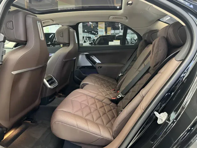 BMW 7 Series — Фото автомобиля 11