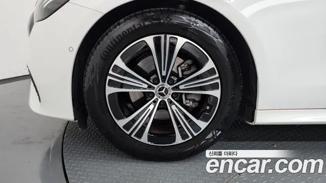 Mercedes-Benz E-Class — Фото автомобиля 5