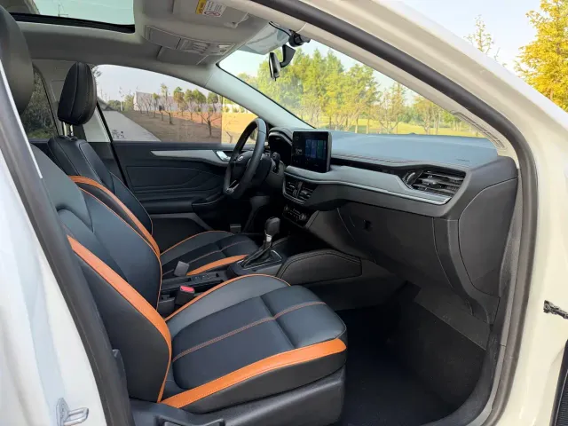 Ford Focus — Фото автомобиля 12