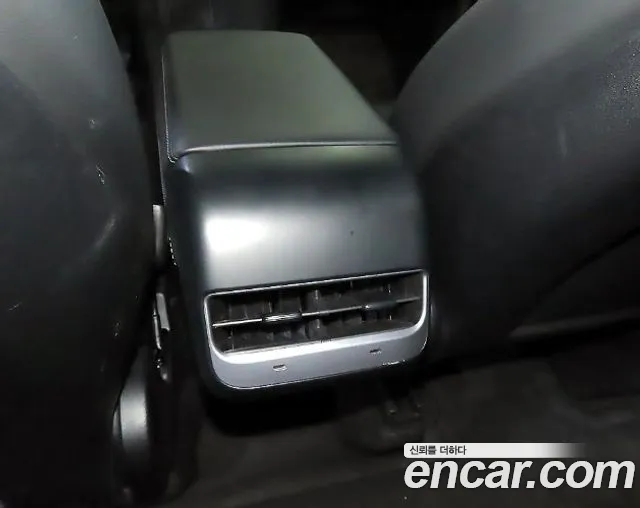 Tesla Model Y — Фото автомобиля 17