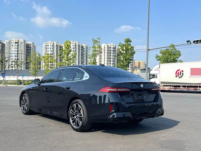 BMW 5 Series — Фото автомобиля 9