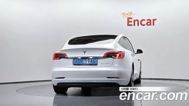Tesla Model 3 — Фото автомобиля 4