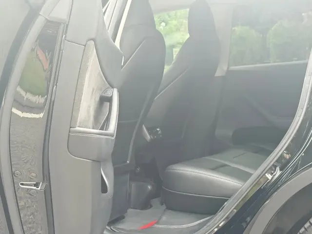 Tesla Model Y — Фото автомобиля 11