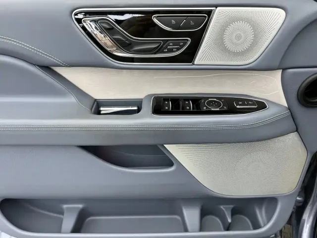Lincoln Navigator — Фото автомобиля 23