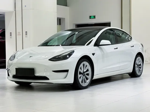 Tesla Model 3 — Фото автомобиля 2