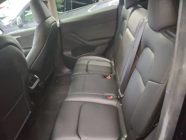 Tesla Model Y — Фото автомобиля 16