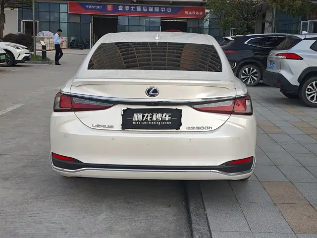 Lexus ES — Фото автомобиля 8