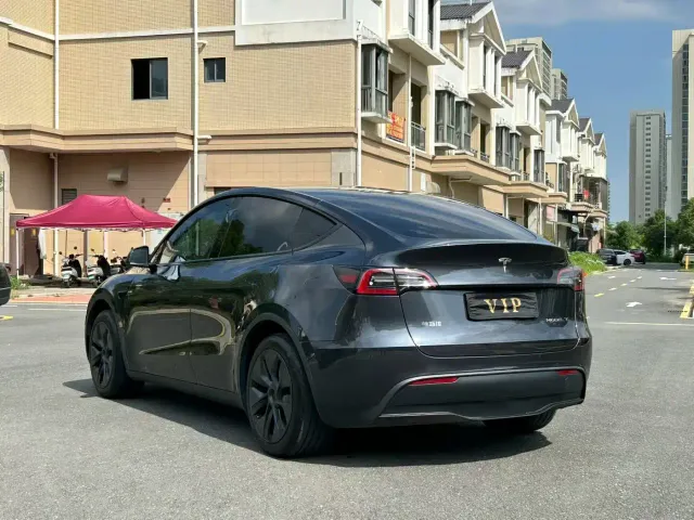 Tesla Model Y — Фото автомобиля 4