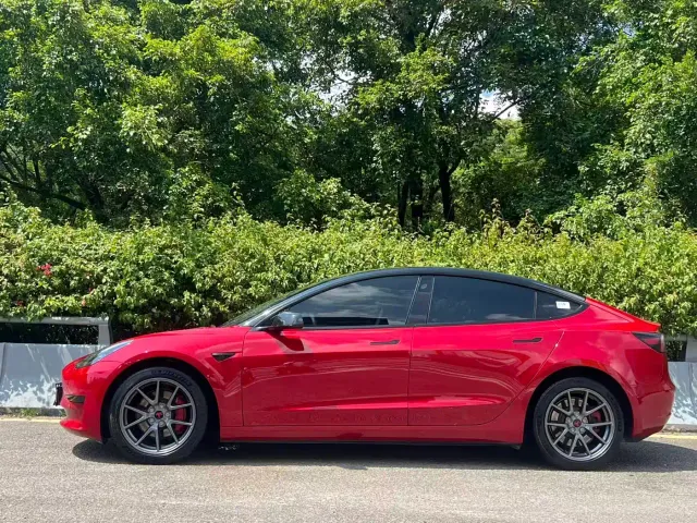 Tesla Model 3 — Фото автомобиля 3