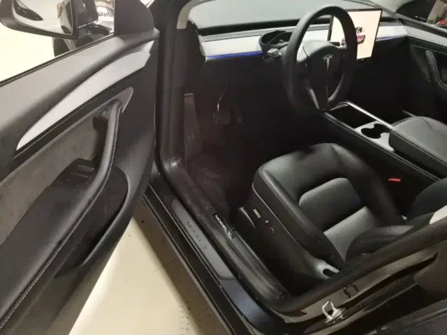 Tesla Model Y — Фото автомобиля 15