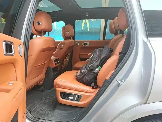 Li Auto L8 — Фото автомобиля 16