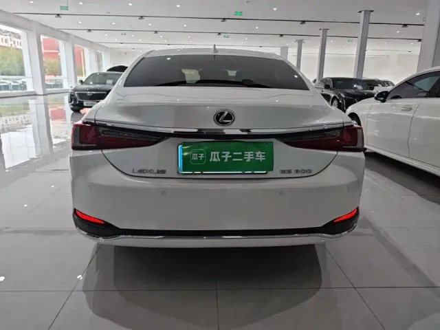 Lexus ES — Фото автомобиля 5