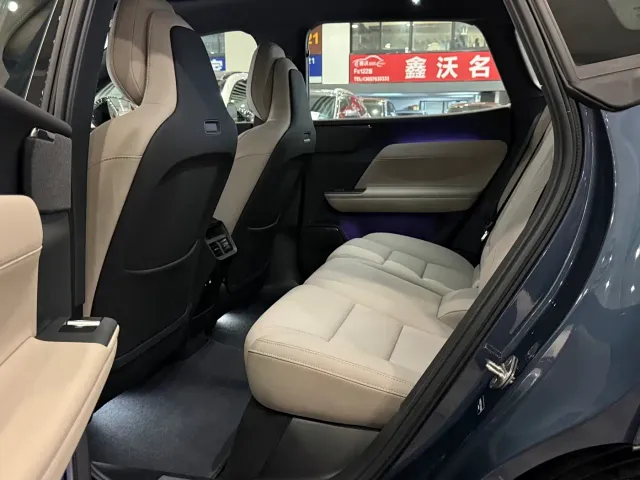 Volvo XC70 Plug-in Hybrid — Фото автомобиля 8