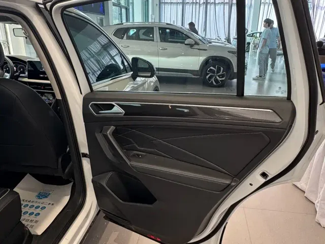 Volkswagen Tiguan L — Фото автомобиля 11