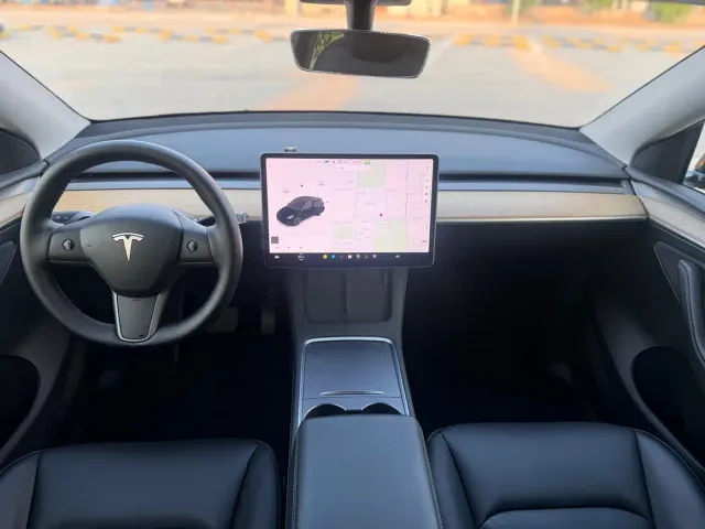 Tesla Model Y — Фото автомобиля 12