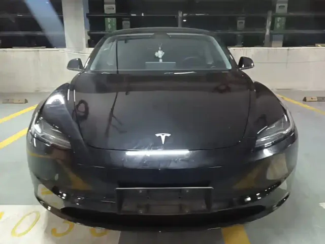 Tesla Model 3 — Фото автомобиля 2