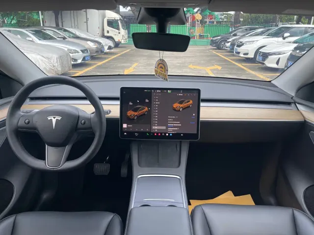 Tesla Model Y — Фото автомобиля 13
