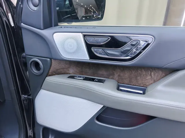 Lincoln Navigator — Фото автомобиля 4