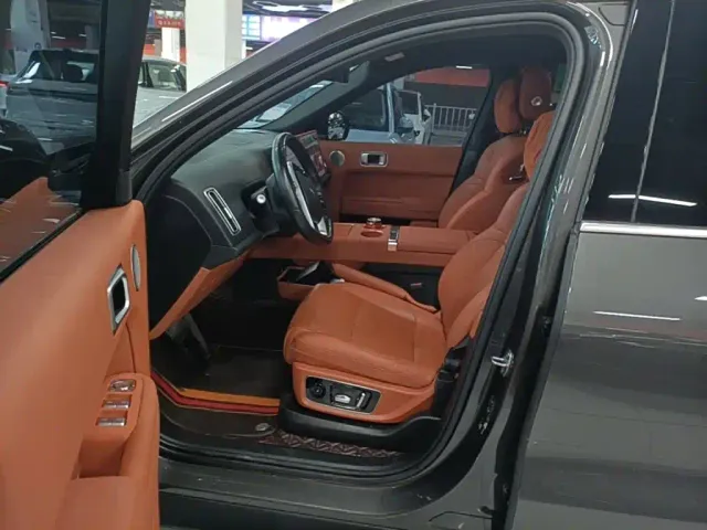 Li Auto L8 — Фото автомобиля 15