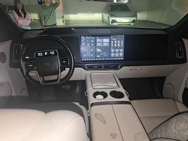 Li Auto L9 — Фото автомобиля 10