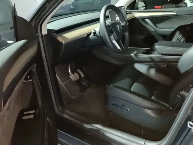 Tesla Model Y — Фото автомобиля 15