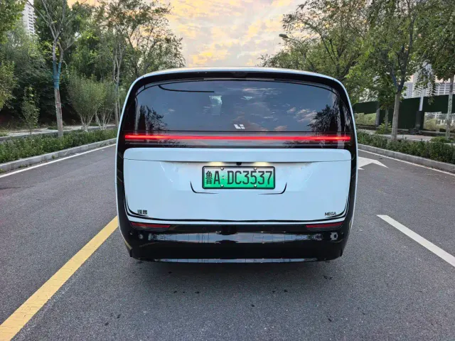 Li Auto MEGA — Фото автомобиля 4