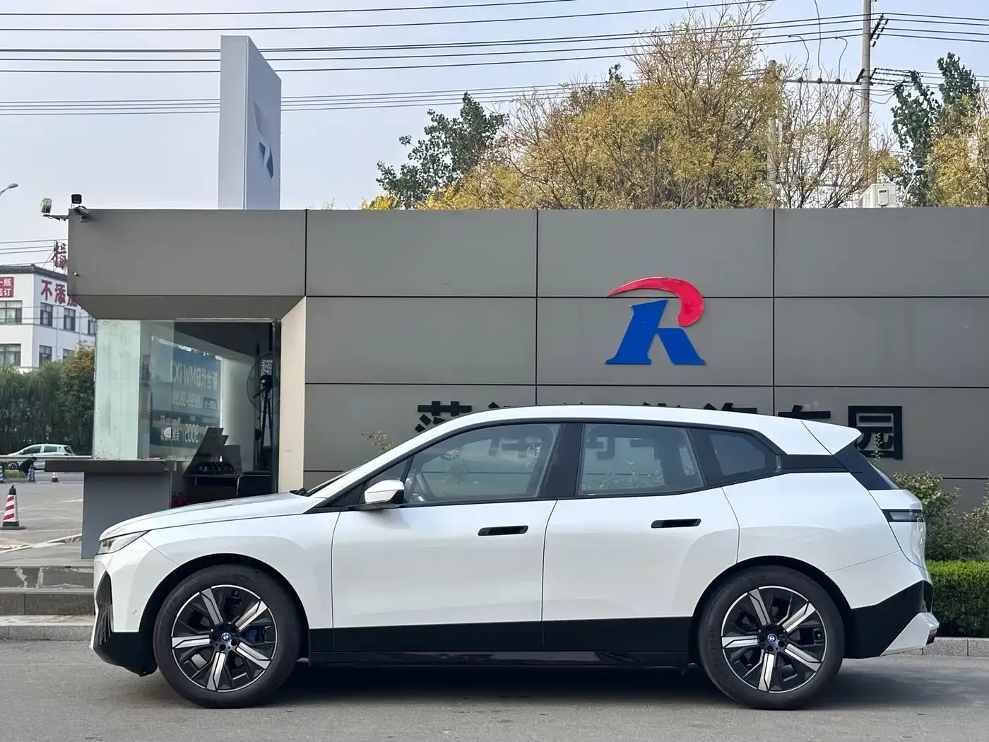 BMW BMW iX 2023 Facelift xDrive40 — Фото автомобиля 3