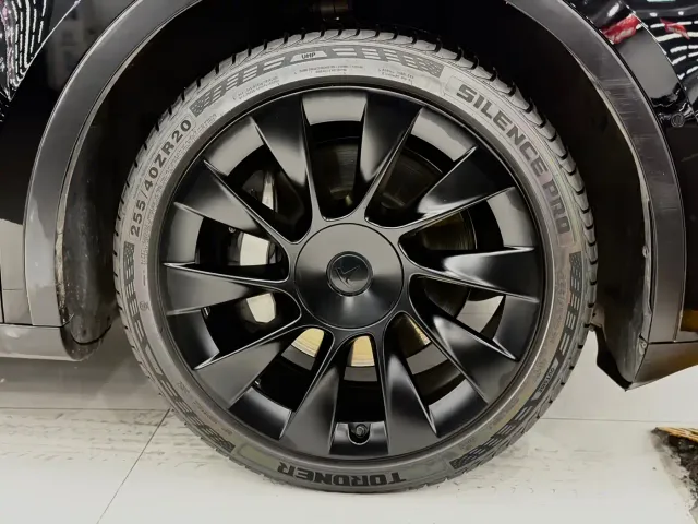 Tesla Model Y — Фото автомобиля 16