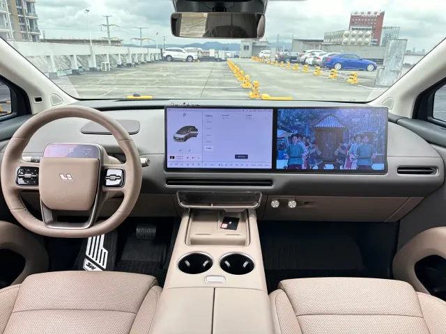 Li Auto i8 — Фото автомобиля 16