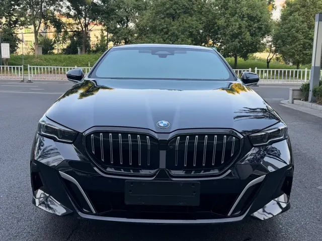 BMW 5 Series — Фото автомобиля 2