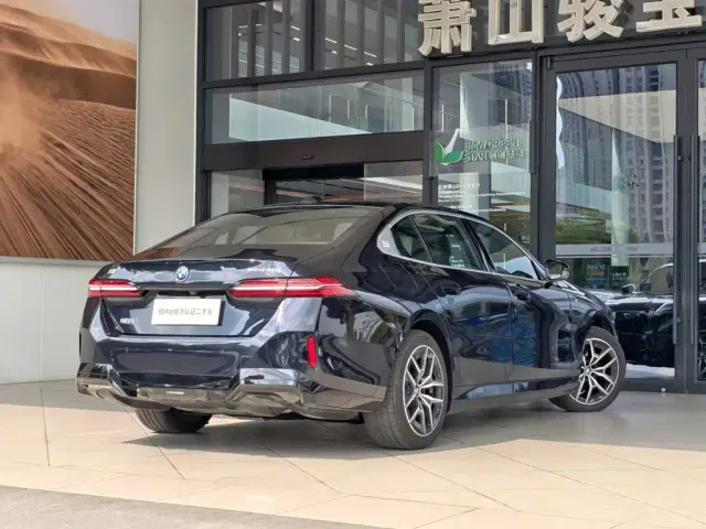 BMW i5 — Фото автомобиля 4