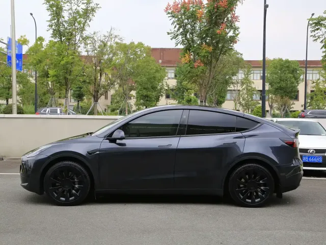 Tesla Model Y — Фото автомобиля 18